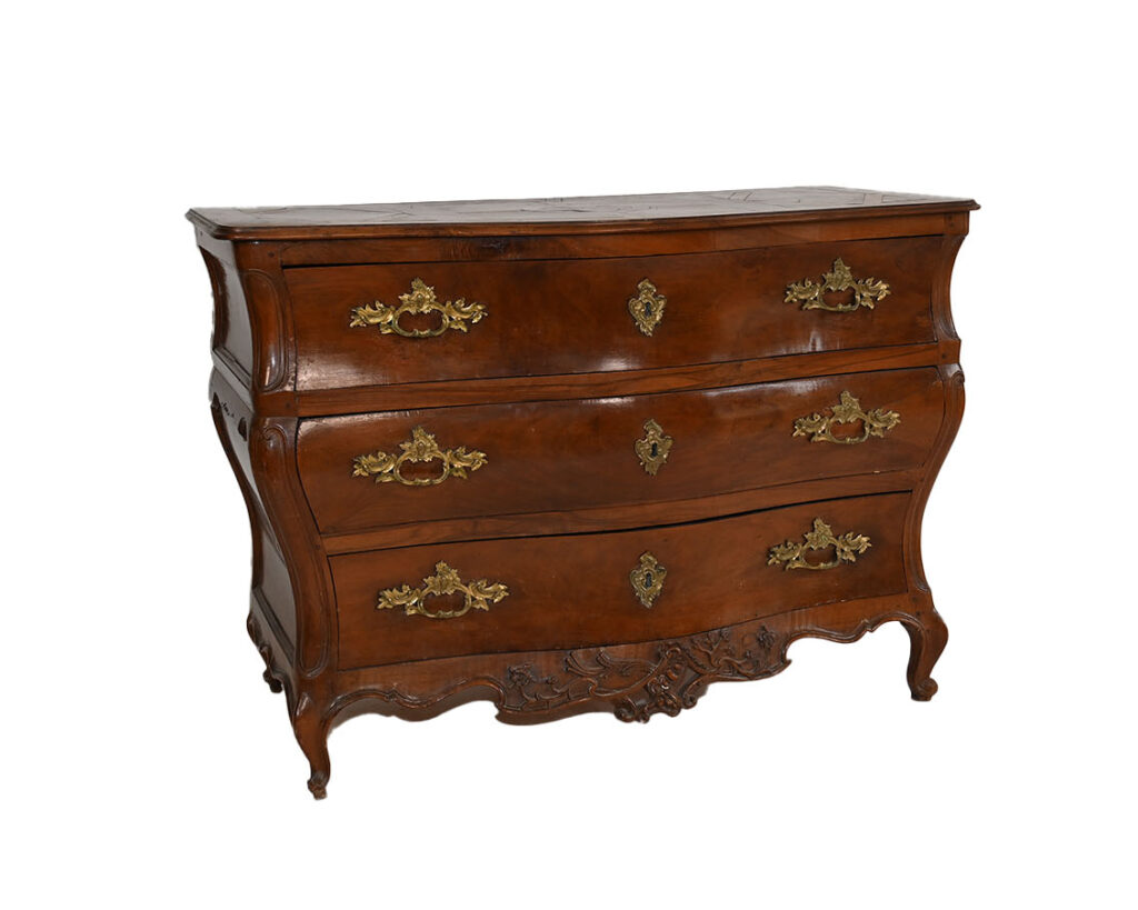 Antique Dresser Appraisal in Bordeaux: History and Value